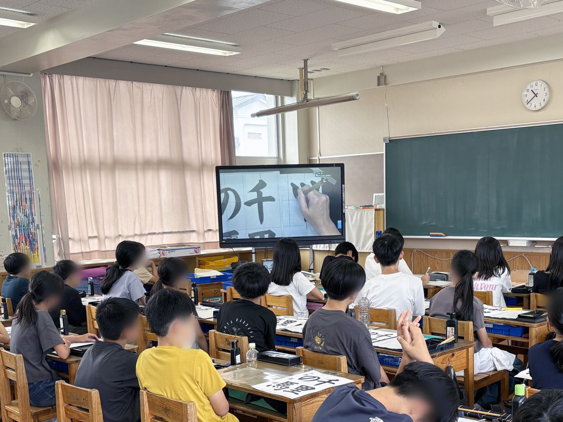 9月3日に実施した授業の様子。小学6年生120名（4クラス）を同時に指導
