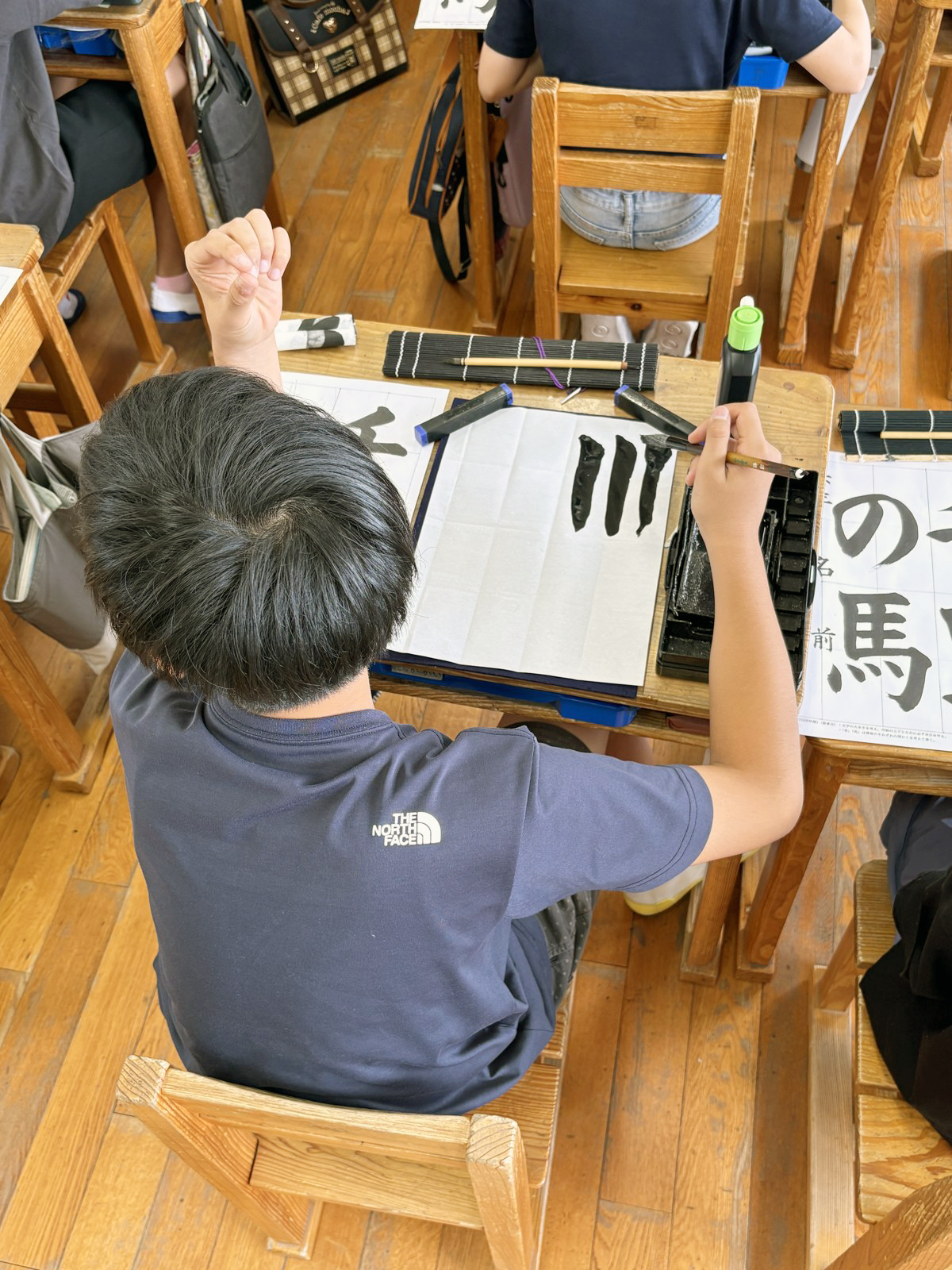 画面の指導に合わせて、縦線から練習