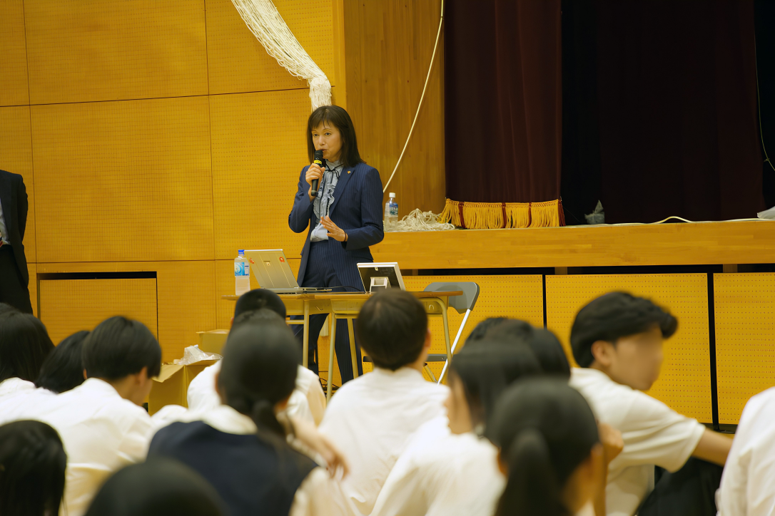 授業を行う株式会社夢ふぉと 代表取締役の林 さゆり氏