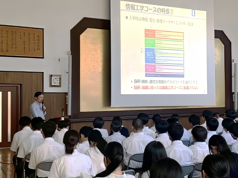 岡山大学 工学部 工学科 情報工学先進コース コース長・教授の岡部孝弘氏が情報工学先進コースを紹介（出典：岡山学芸館高等学校）