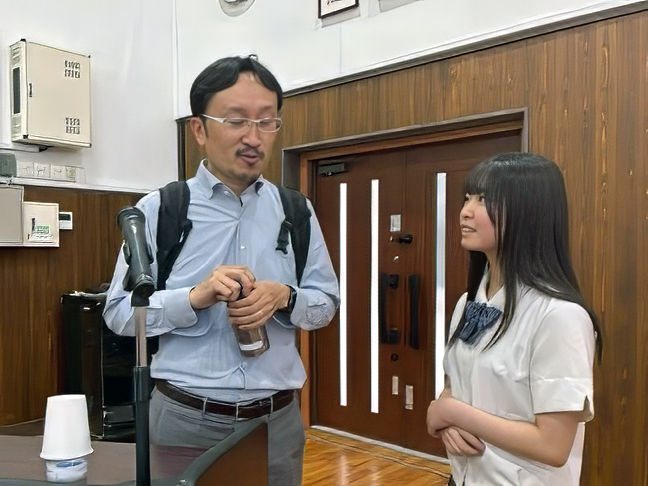 講演終了後に岡部氏へ質問する生徒（出典：岡山学芸館高等学校）