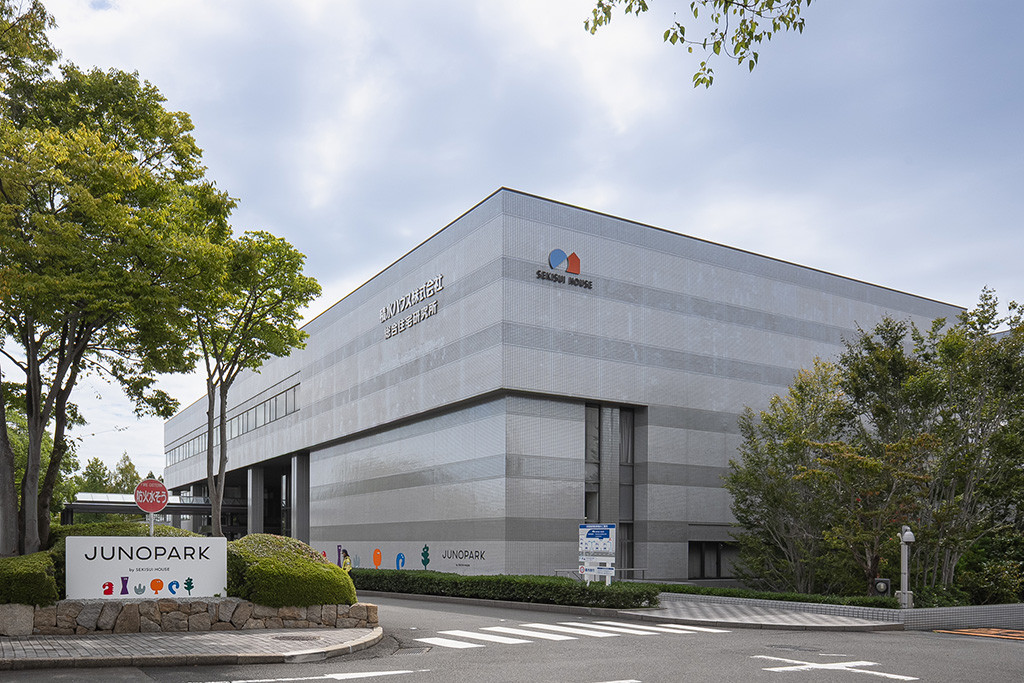 JUNOPARK（京都府木津川市）。地上4階建て、延べ床面積約7,500㎡、サッカーコート約1面分に相当する敷地内に建てられている