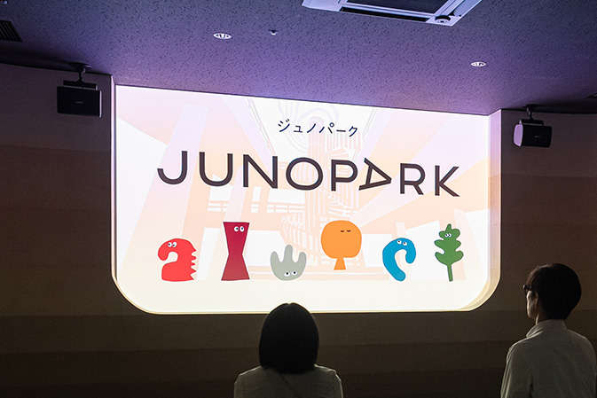 スタートは、JUNOPARKの楽しみ方を紹介する動画から。館内には、学校・団体利用向けのスペースも設けられている