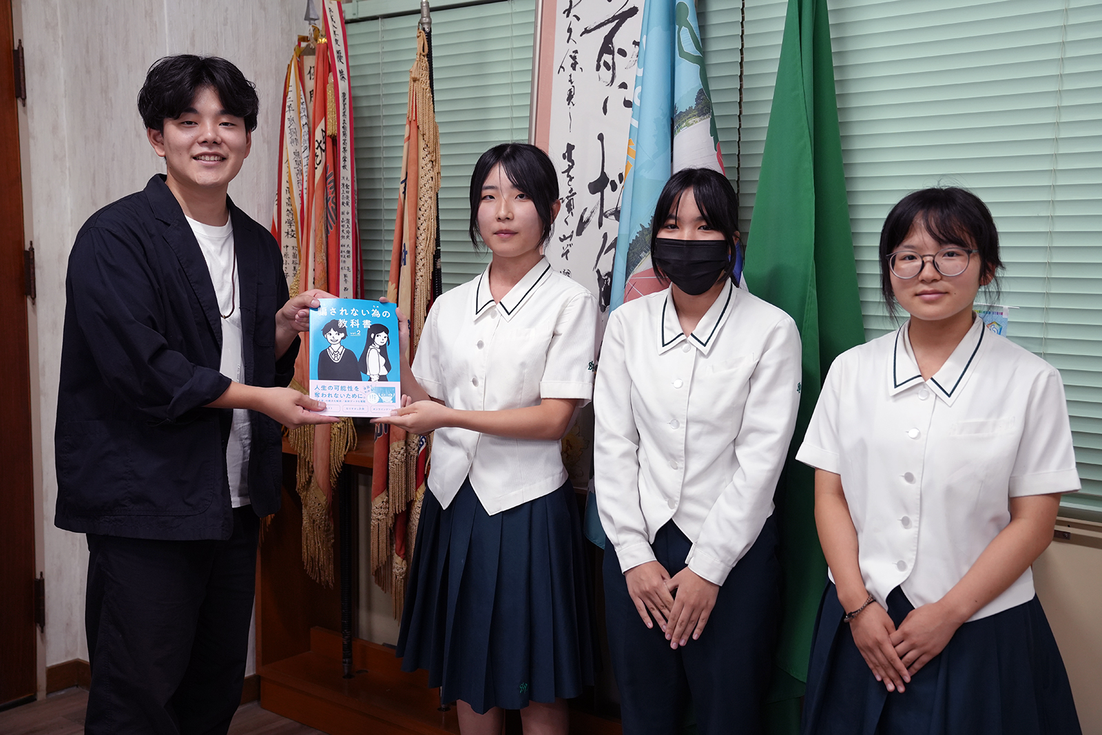 鹿児島県立松陽高等学校で行われた贈呈式の様子。左からHASSYADAI socialの鈴木友喬氏、同校生徒会役員