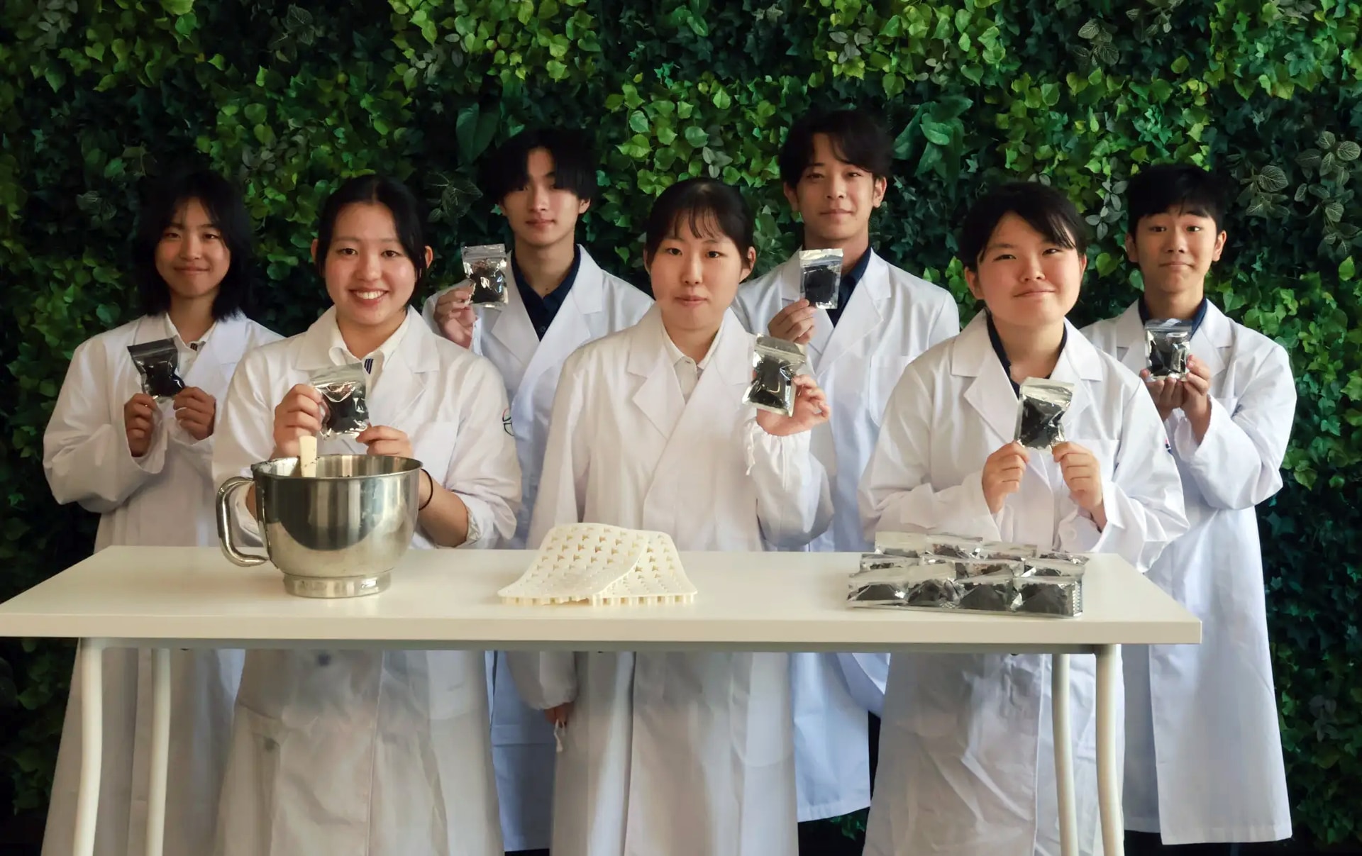 コーヒーかすを再利用した製品「Chiyoda Grounds」の研究開発チーム（出典：学校法人武蔵野大学 千代田中学校・高等学校、以下同じく）