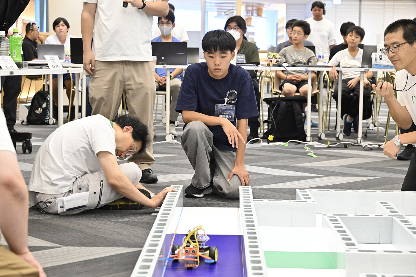 自作ロボットでコースの走破に挑む加藤優真さん