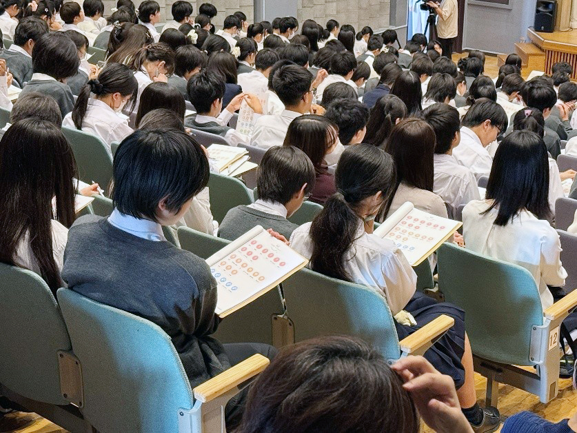 環境教育プログラムに参加する生徒たち