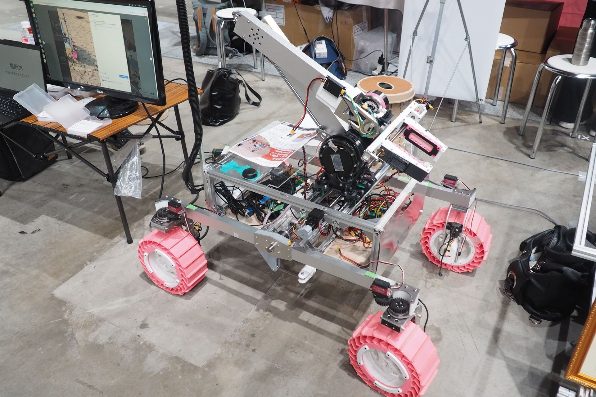 「鳥取ローバーチャレンジ2026」で優勝した「TSUKUBA ROVER 1」の改良機。4輪の車体にロボットアームを搭載している