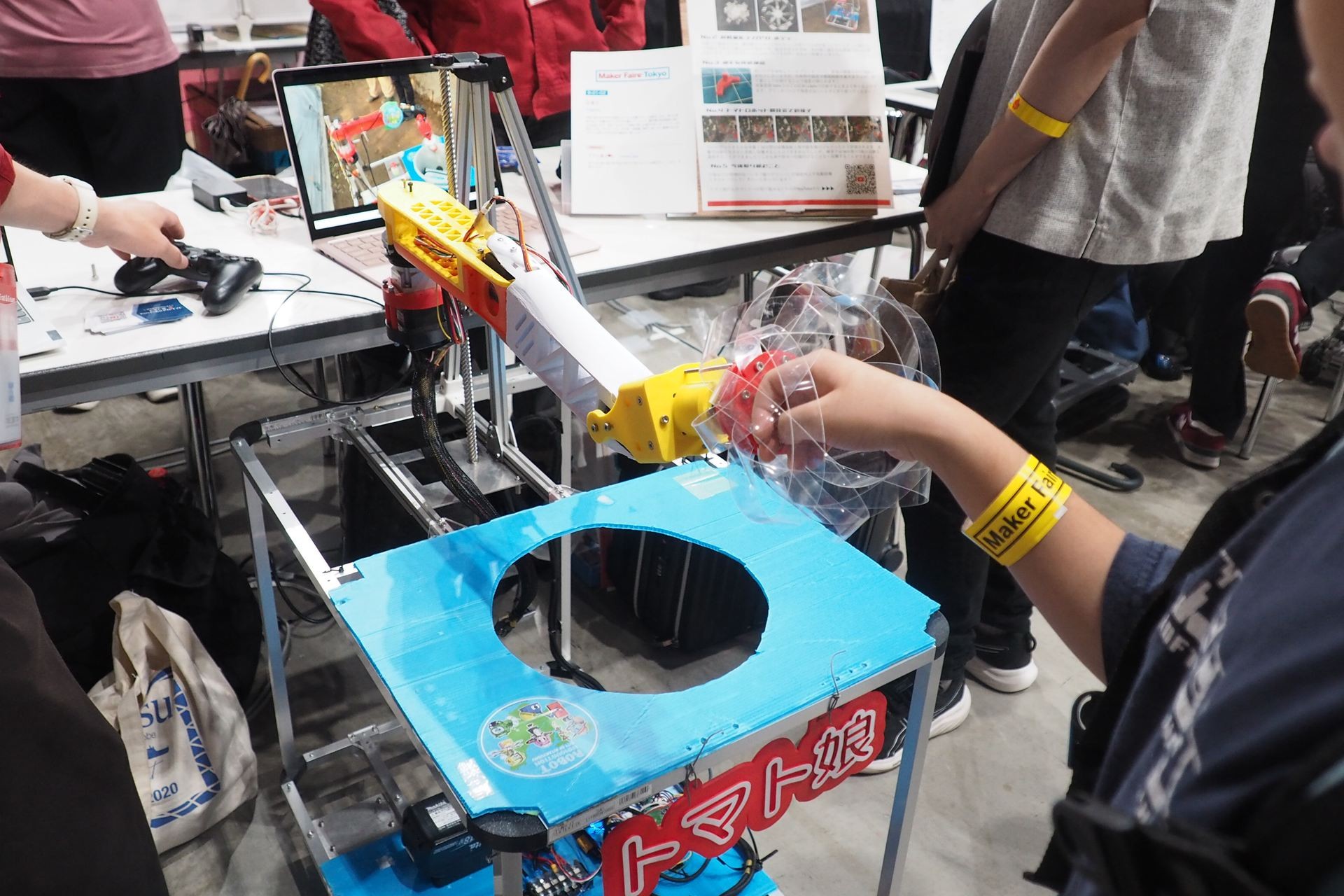 トマト収穫ロボット「とまこ」。織りグリッパは回転することで小さくなり、熟したトマトを傷つけずに収穫できる
