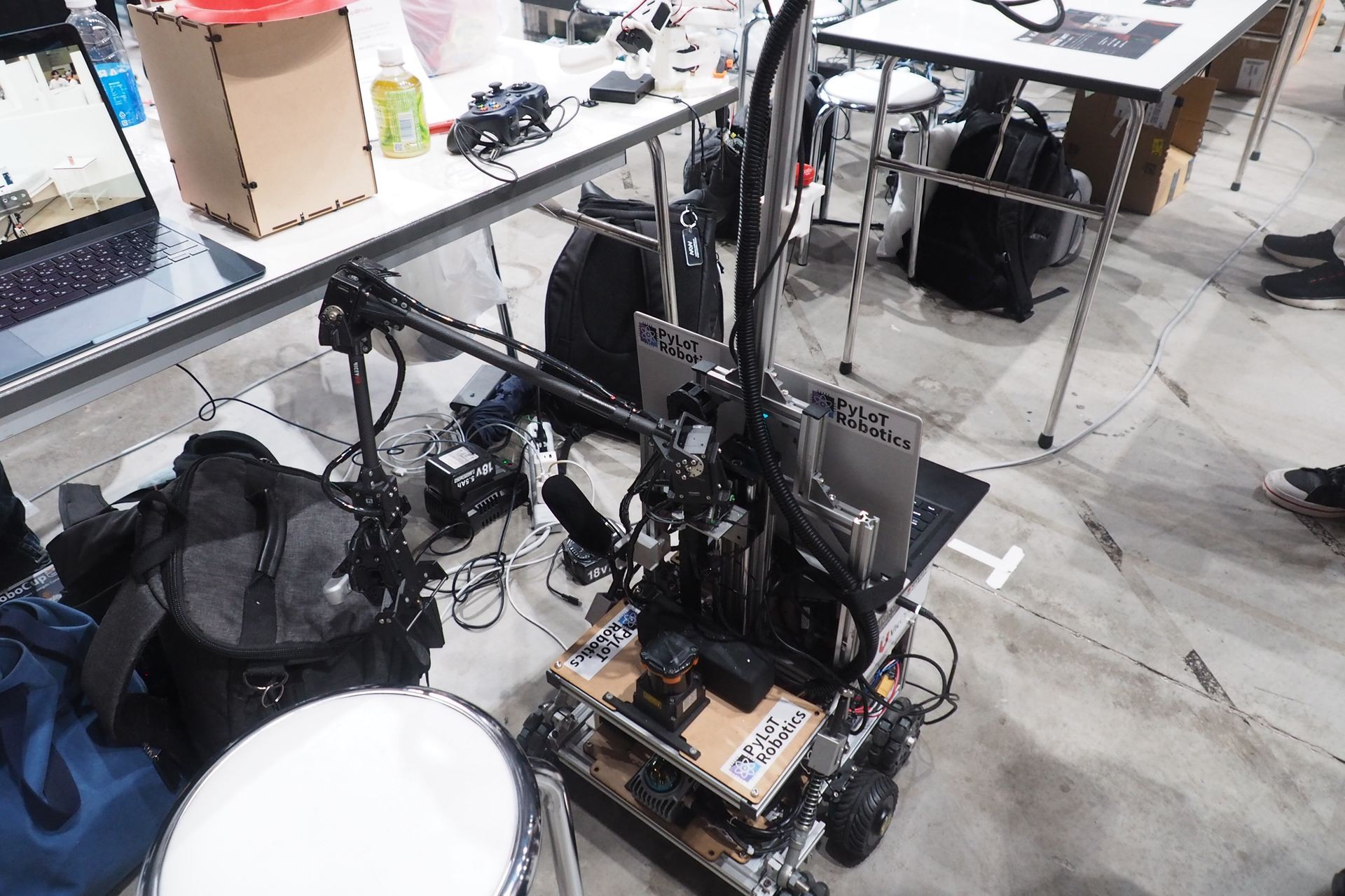 学生チーム「PyLoT Robotics」が開発した生活支援ロボット「Runa」