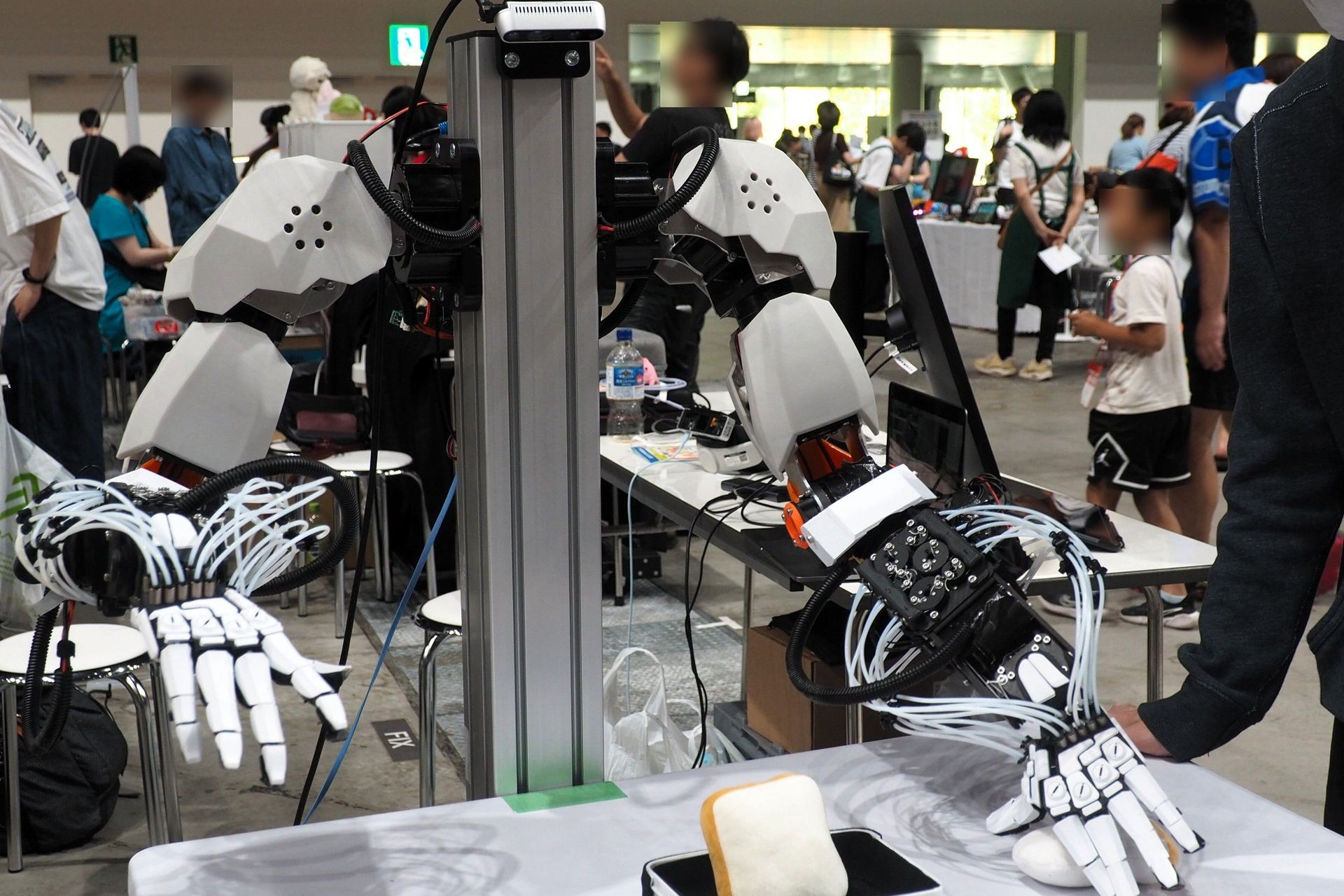 KAINA工房が独自開発した人型双腕五指ロボットアーム「KAINA」