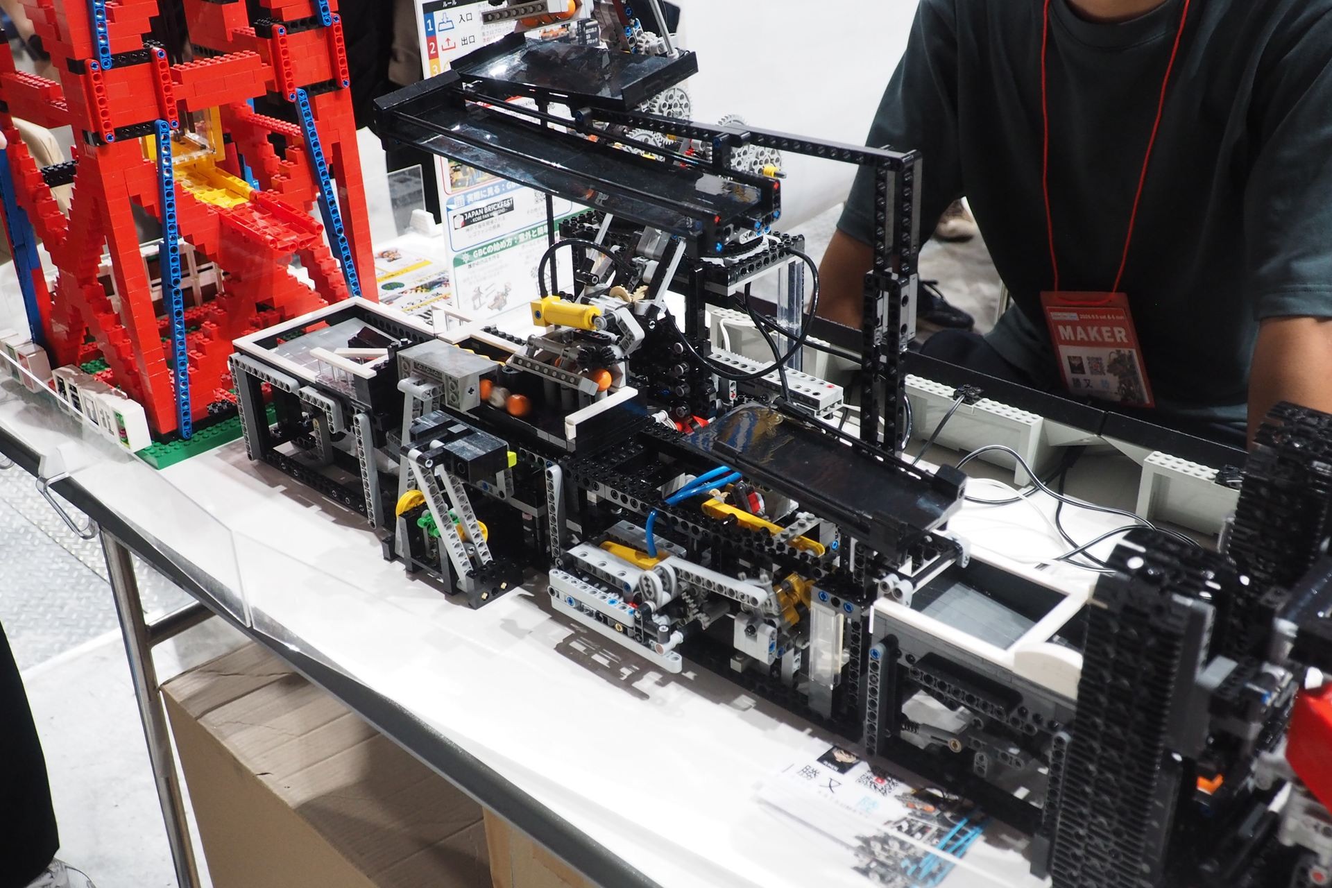 日本学生レゴ部ユニオンが展示した、レゴブロック製の玉運び装置「レゴGBC（Great Ball Contraption）」