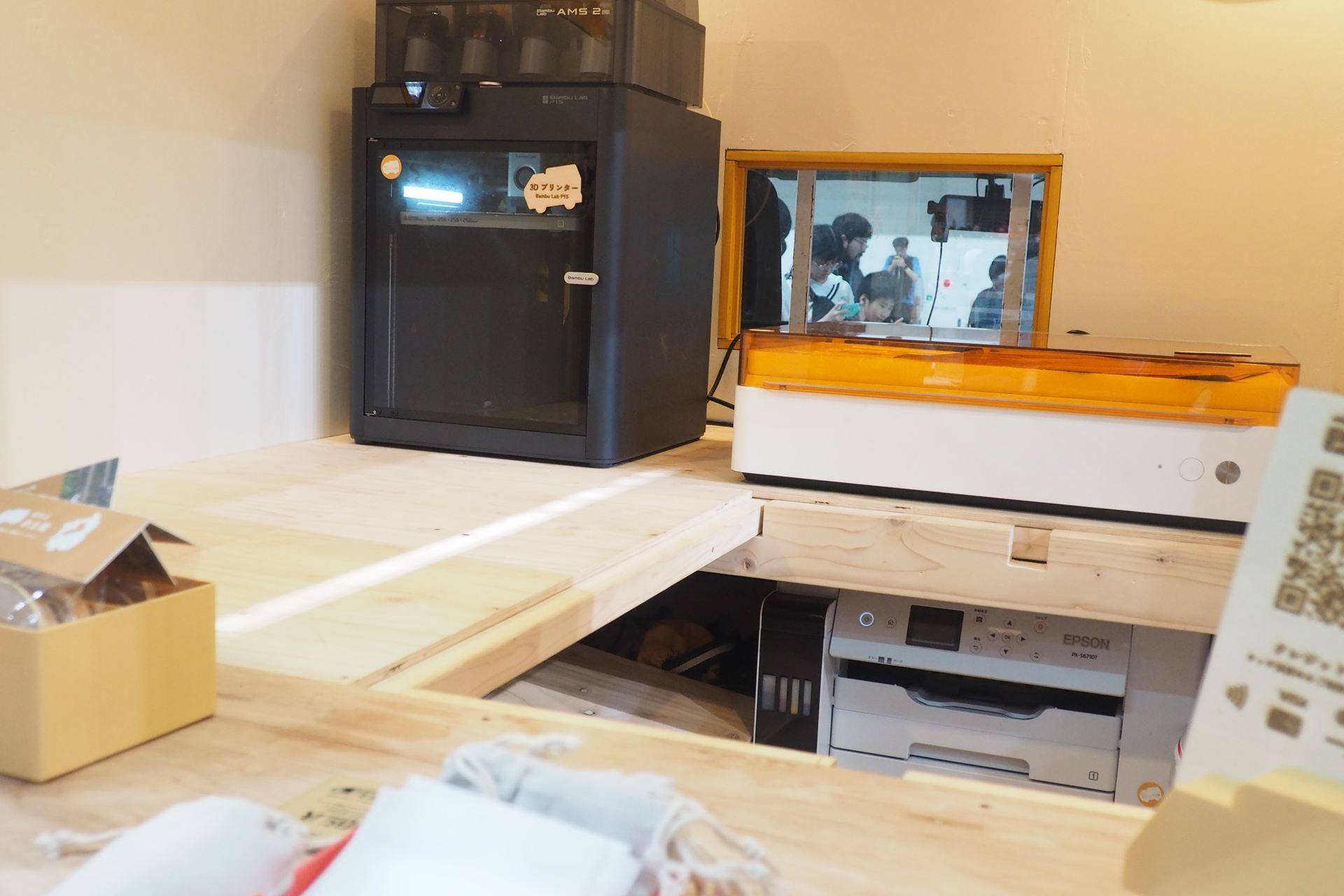 工房内には3Dプリンターやレーザーカッターなどを搭載。旅先でも本格的なものづくりができる