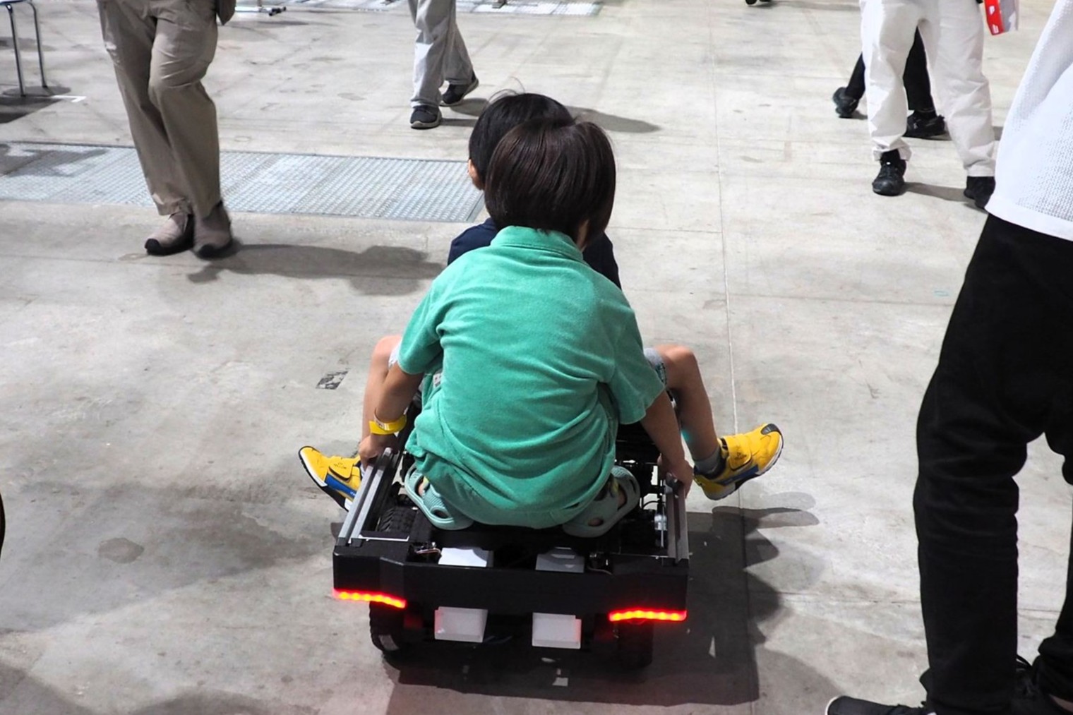 子供2人を乗せて走行する自律走行ロボット「動く板」