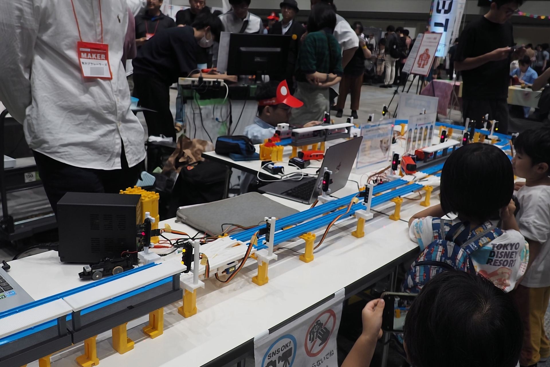 「東大プラレーラーズ」が展示した、無線制御によるプラレールの自動運転システム