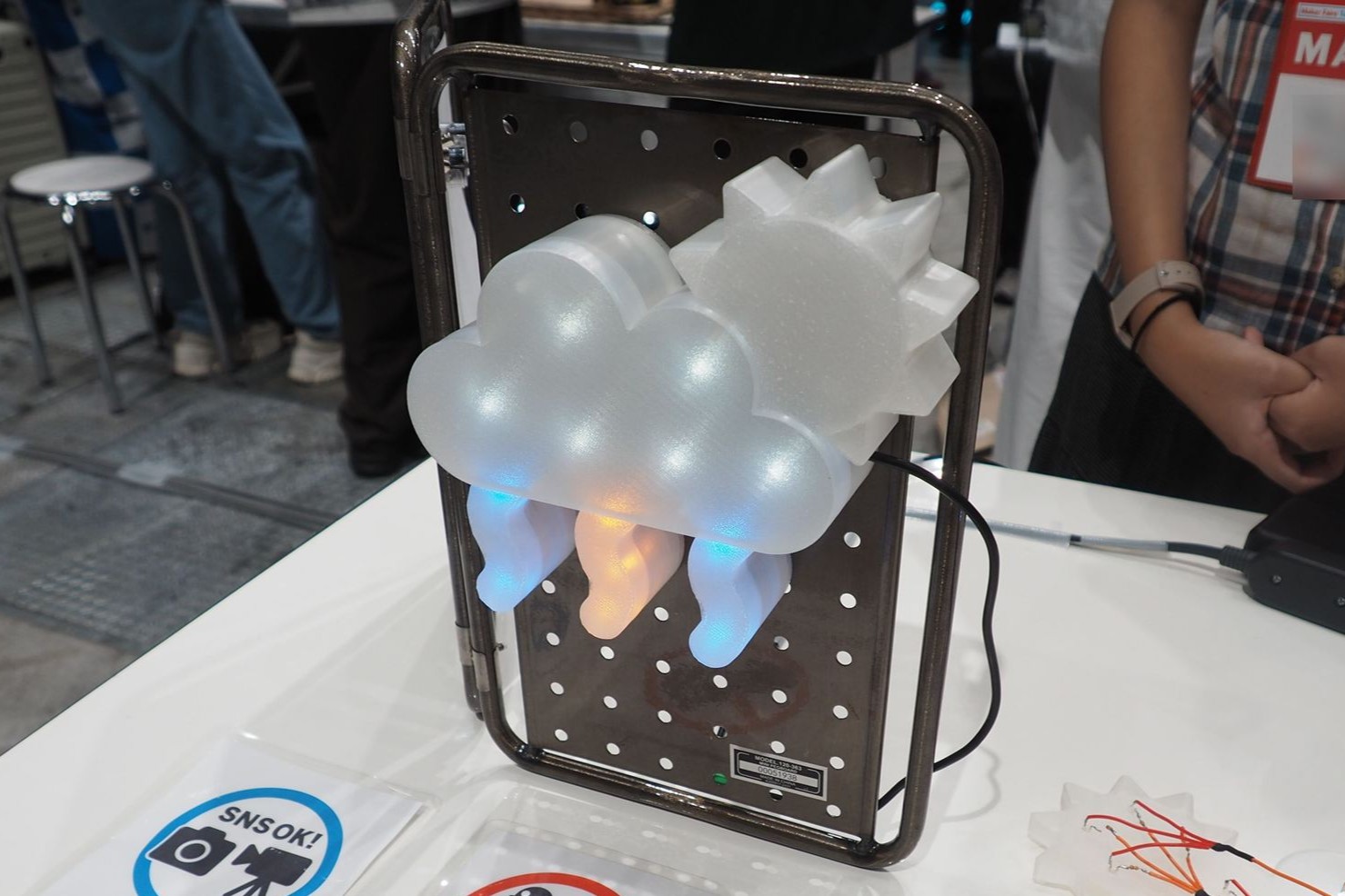 今日や明日の天気に応じた色でLEDが光るインテリア「お天気ランプ」