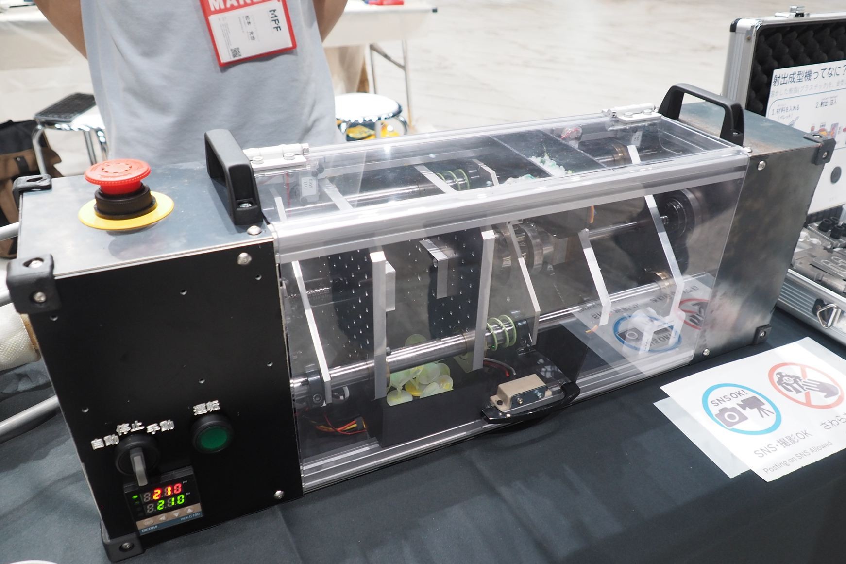 学生チーム「MPF」が開発した卓上サイズの電動射出成形機「ちっちゃい工場」