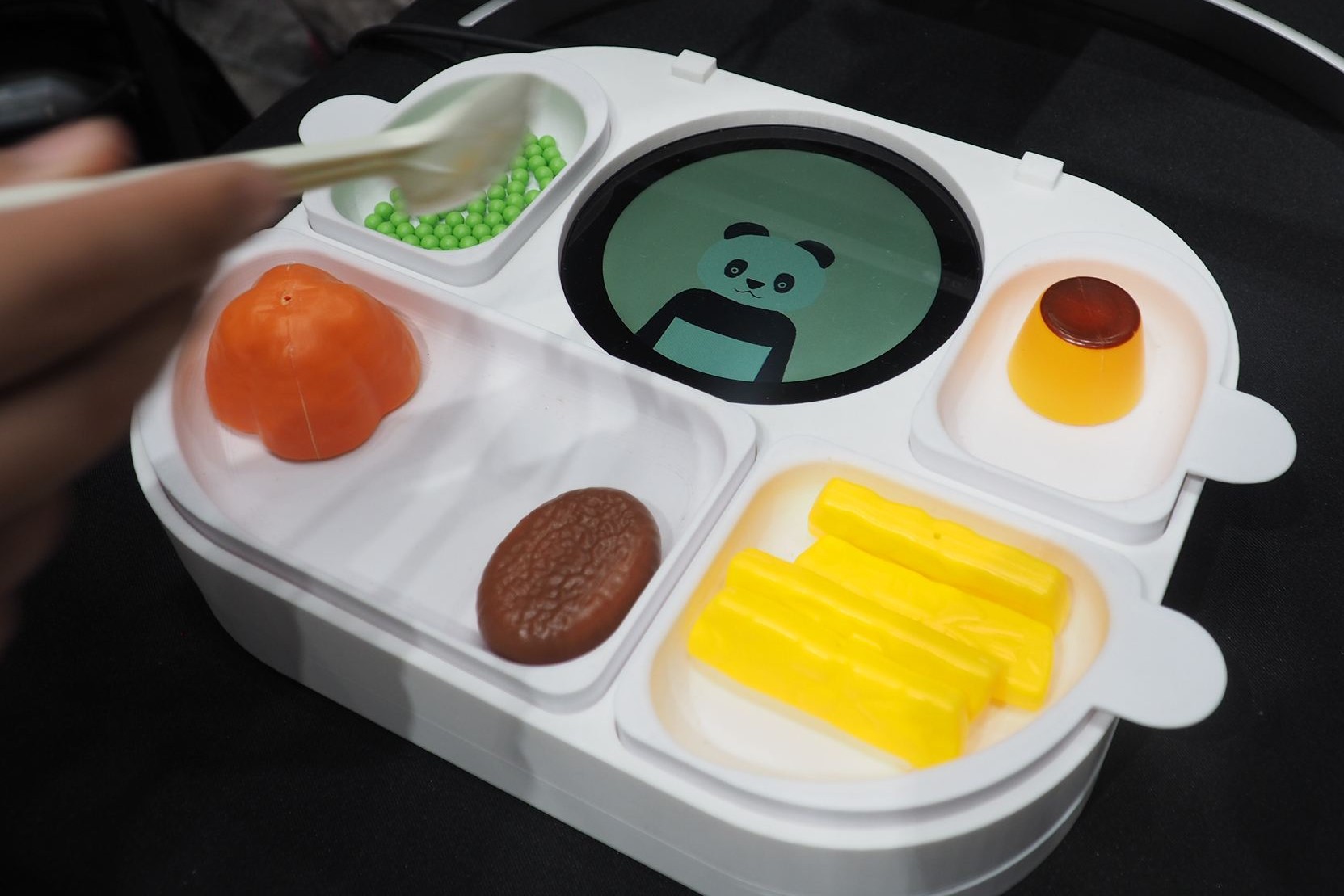 食べ物を取るとキャラクターが反応する「インタラクティブお子さまランチプレート」