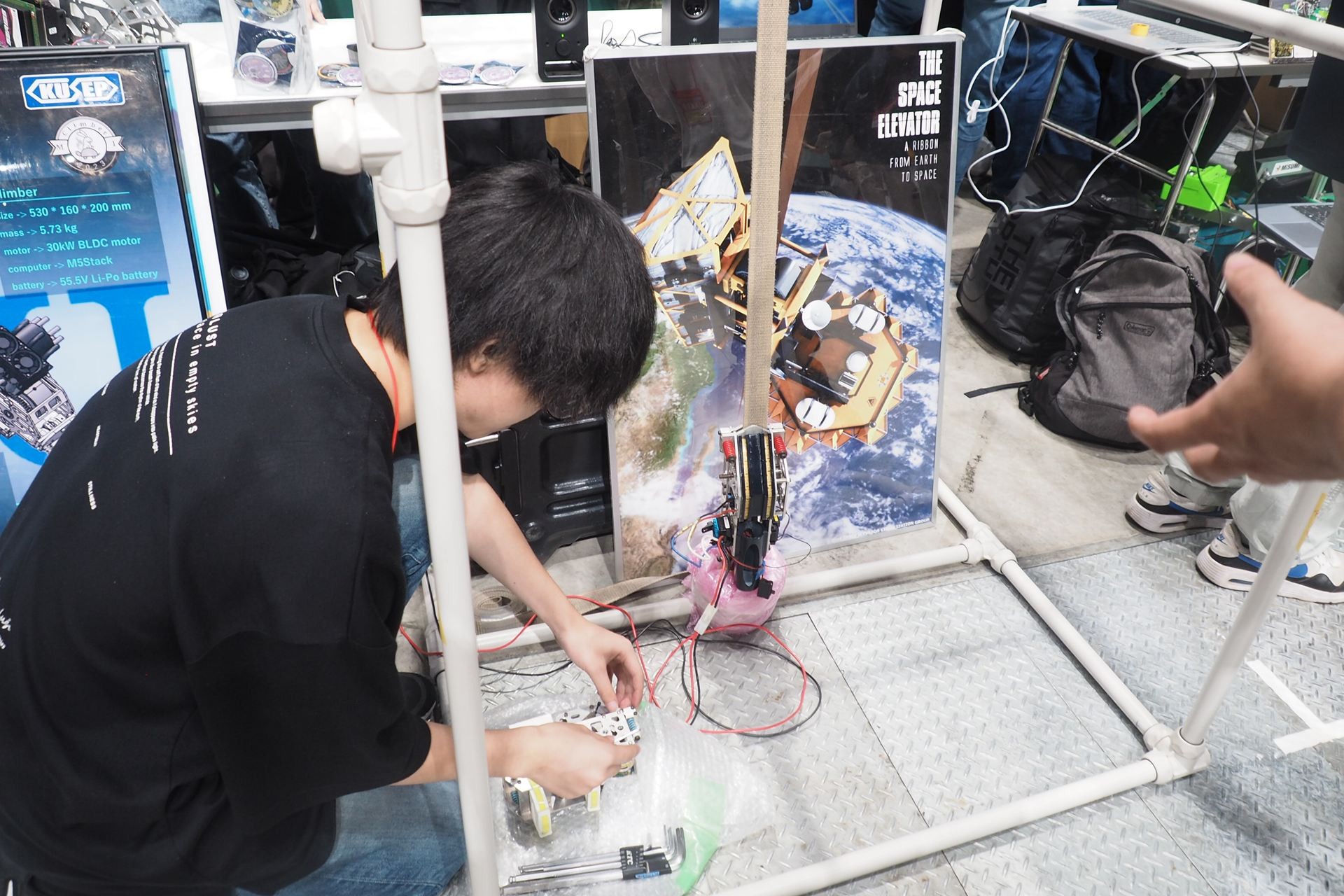 神奈川大学宇宙エレベータープロジェクトによる、宇宙エレベーターの昇降機「クライマー」のデモ