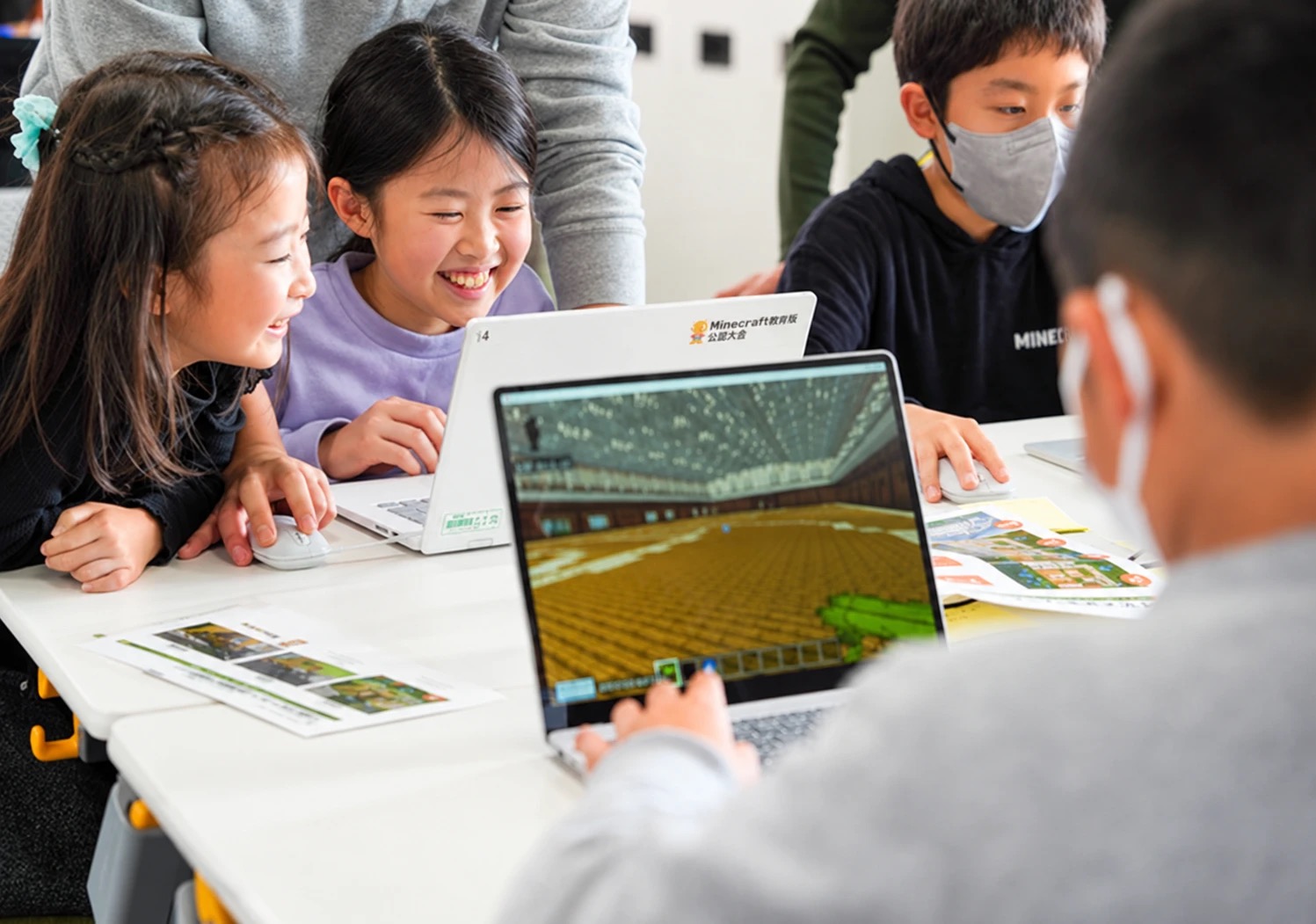 教育版マインクラフトで作品づくりに取り組む子供たち