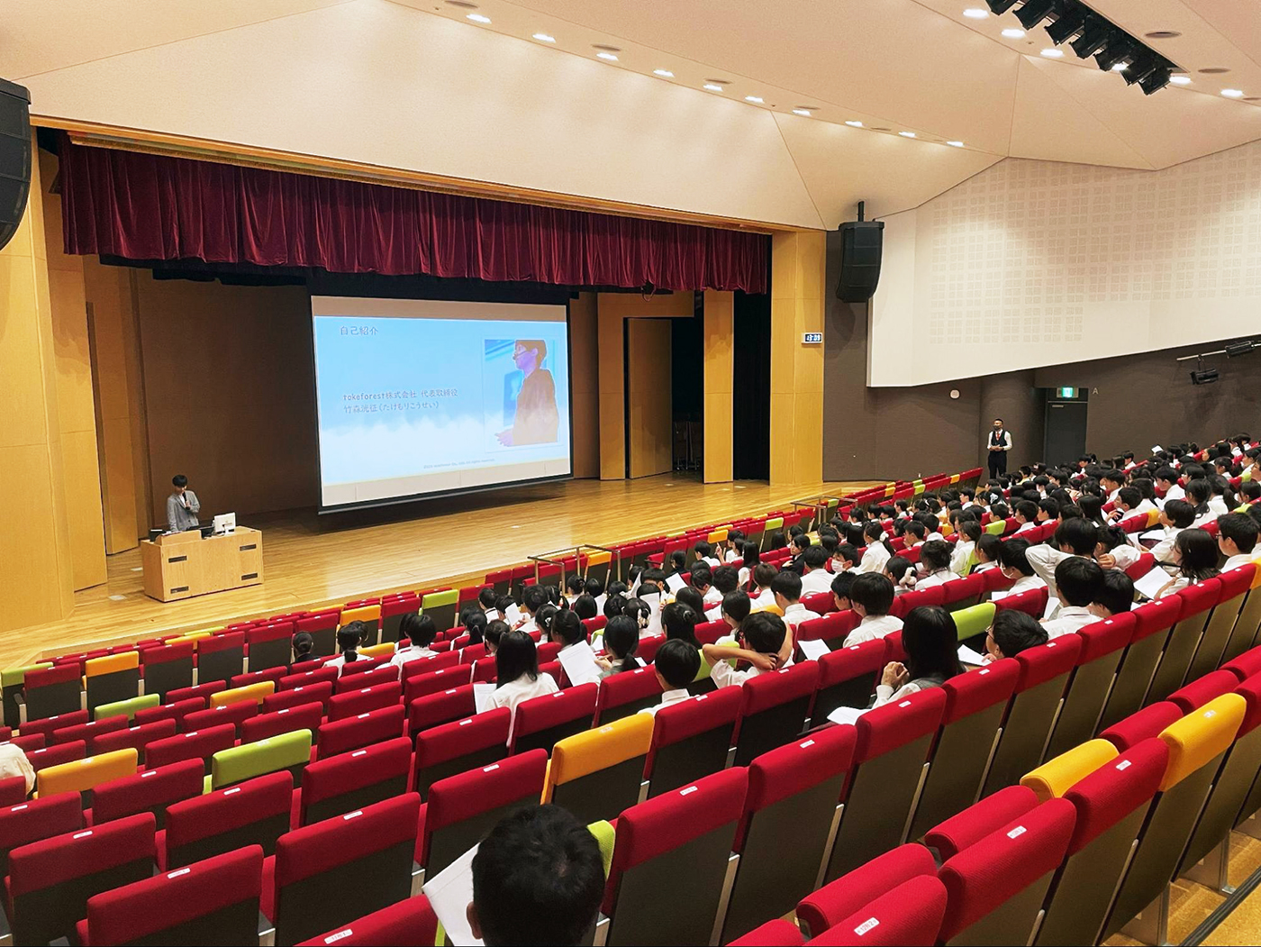 学年全体を対象に実施したキックオフ講演の様子