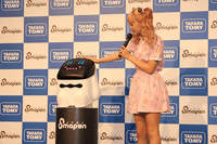 スマホに乗せるとユルーくおしゃべり、タカラトミーが「スマポン