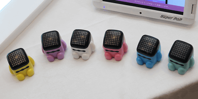 スマホに乗せるとユルーくおしゃべり、タカラトミーが「スマポン