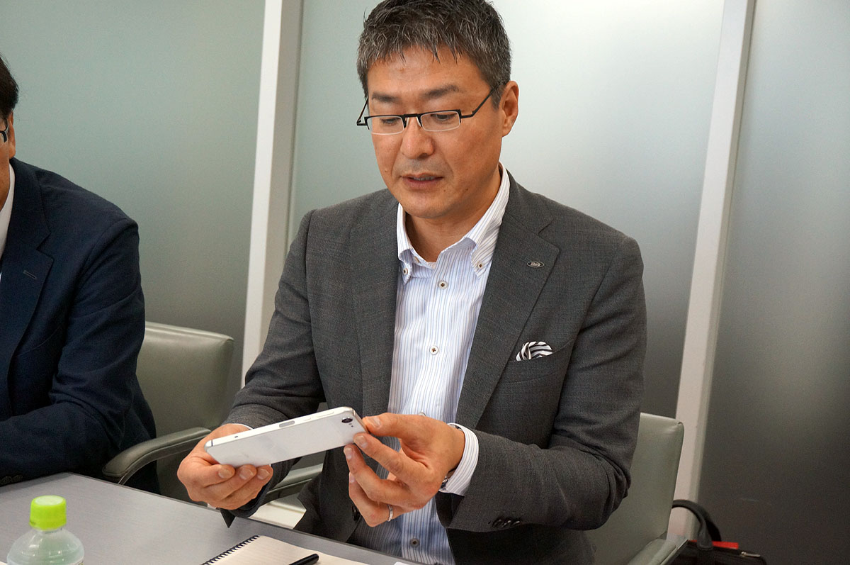 フレームの仕上がりを語る林氏