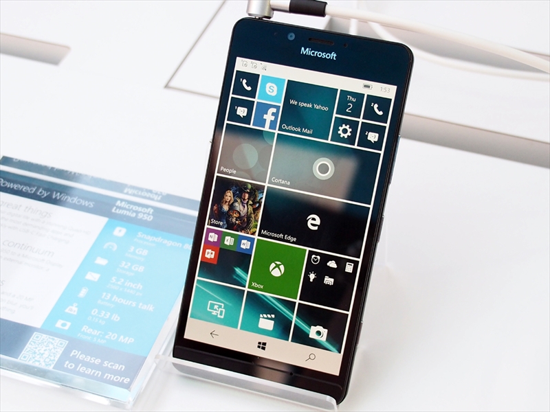 マイクロソフトの「Lumia 950」（左）と「Lumia 950XL」（右）
