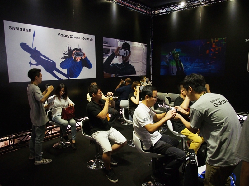 サムスンは、「Gear VR」の体験コーナーを用意
