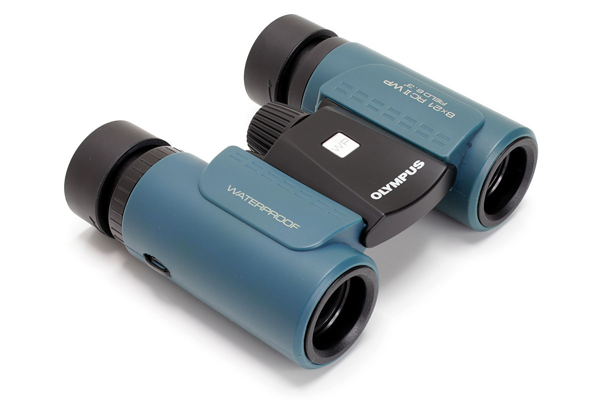 オリンパスの「8 × 21 RC II WP」。ポケットサイズで質量215g。小型で軽いので、いろいろな用途に役立ちます。価格には開きがありますが、5000～6000円くらいで購入できます。