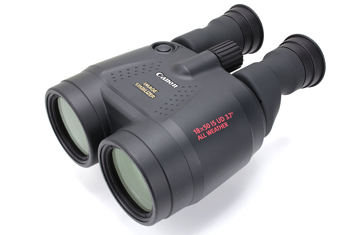 18倍の「18×50 IS AW」。上部にあるボタンを押すと手ブレ補正が効いて、一定時間それが自動的に保持されます。ので、ボタンを押しっぱなしにする必要がなく、ちょっとラクに使えます。電池別の質量は約1180gで、電池は単3形乾電池×2本(リチウム電池も使用可能)を使います。手ブレ補正の連続動作時間は常温(25℃)で約2.5時間(アルカリ電池使用時)/約8時間(リチウム電池使用時)となっています。かなり重く大きいので、ある種の本気さがないと使う気になりません。なお、裏面には三脚ネジ穴もあります。メーカー希望小売価格は税別18万9000円で、実勢価格は15万円前後。