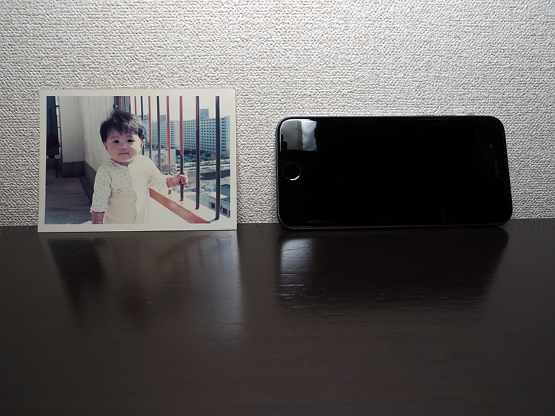 ピンと来ない読者諸氏に説明しておくと、L版とはこのくらいのサイズの写真プリント。（右側はiPhone 6）