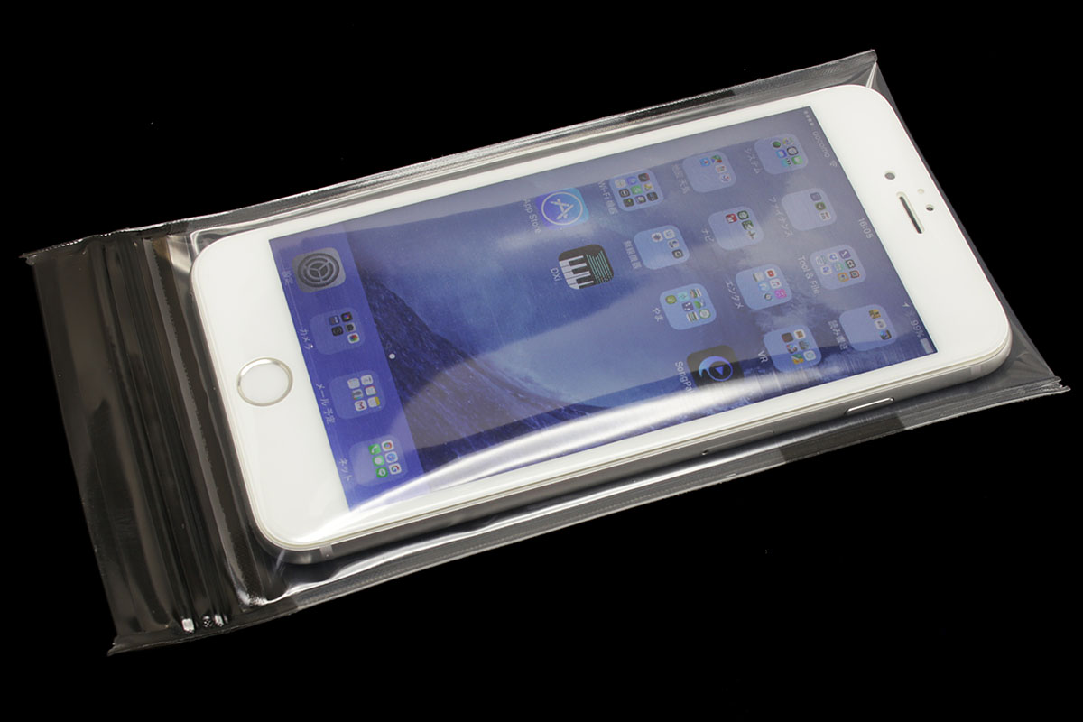 左は「aLOKSAK」シリーズの「ALOKD2-3.75X7」（スマートフォン・ラージ）にiPhone 6s Plusを入れた様子。だいたいピッタリです。右は「ALOKD2-8X11」（タブレット向け）にiPad Air 2を入れた様子。iPad miniなど小型タブレット向けには「ALOKD2-6X9」があります。