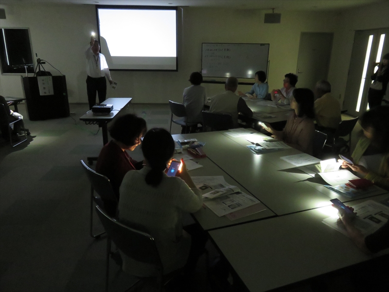 部屋を暗くして「簡易ライト」の使い方をチェック