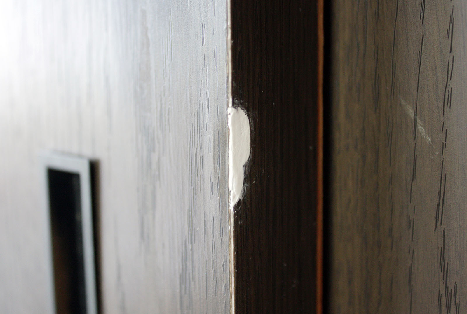 説明書に「シールを貼る部分は平らにするように」とあったので、表面をパテで整えた