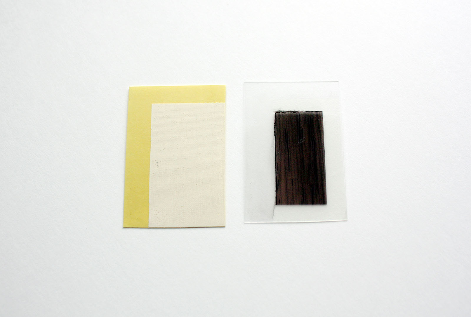 使いやすい大きさに切ったプリントした面と「のりシート」