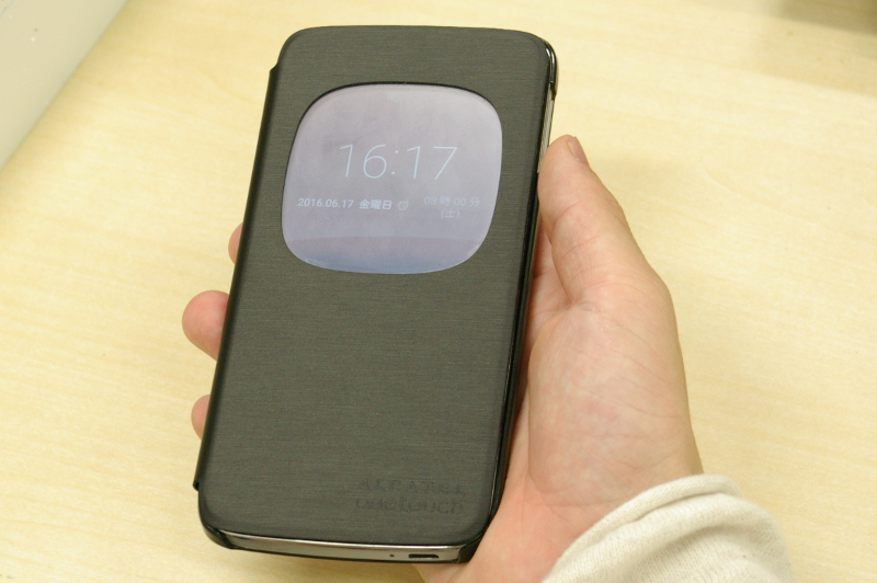 Aero Flip Caseの窓で、すぐに時刻を確認できる