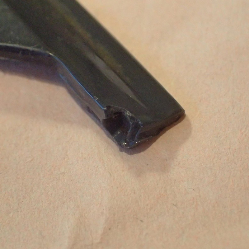 完全にプラスチックが欠けてきちんと閉まらなくなったコーヒーメーカーの蓋