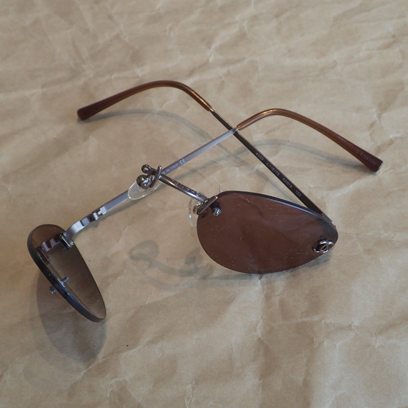 小さな金属ナットを紛失して3年ほど前から使っていなかったワイフのサングラス