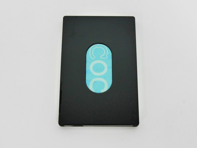 一般的なパスケースと同様、背面に穴が空いており、ICカードを指でずらして取り出せる