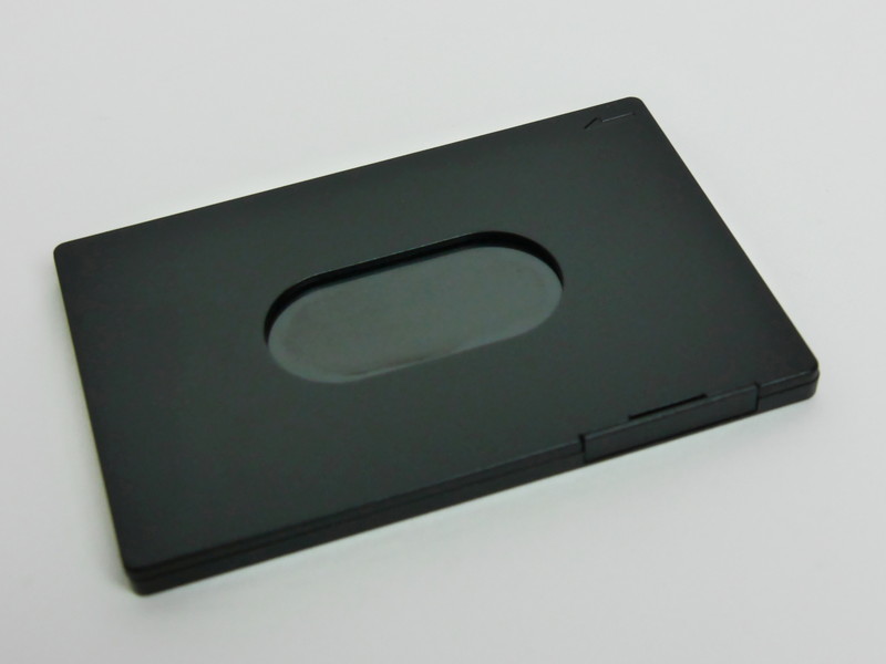 本体側面の窪みからスライドするようにボタン電池を外せるとのことだが、硬い……