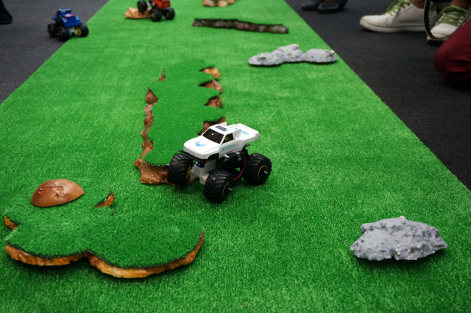 MKZ4とワイルドミニ四駆。今回は白いプラパーツだが、製品版は黒いパーツになる