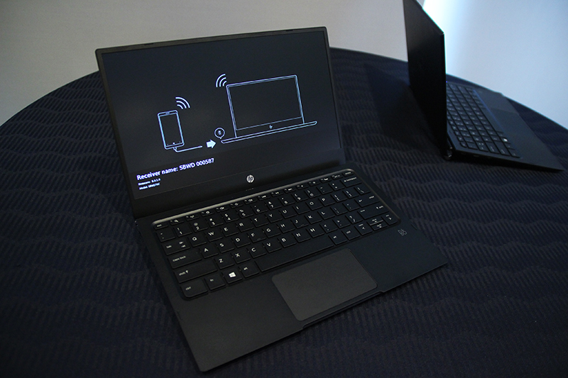 バッテリー残量は右側面のインジケーターで表示する