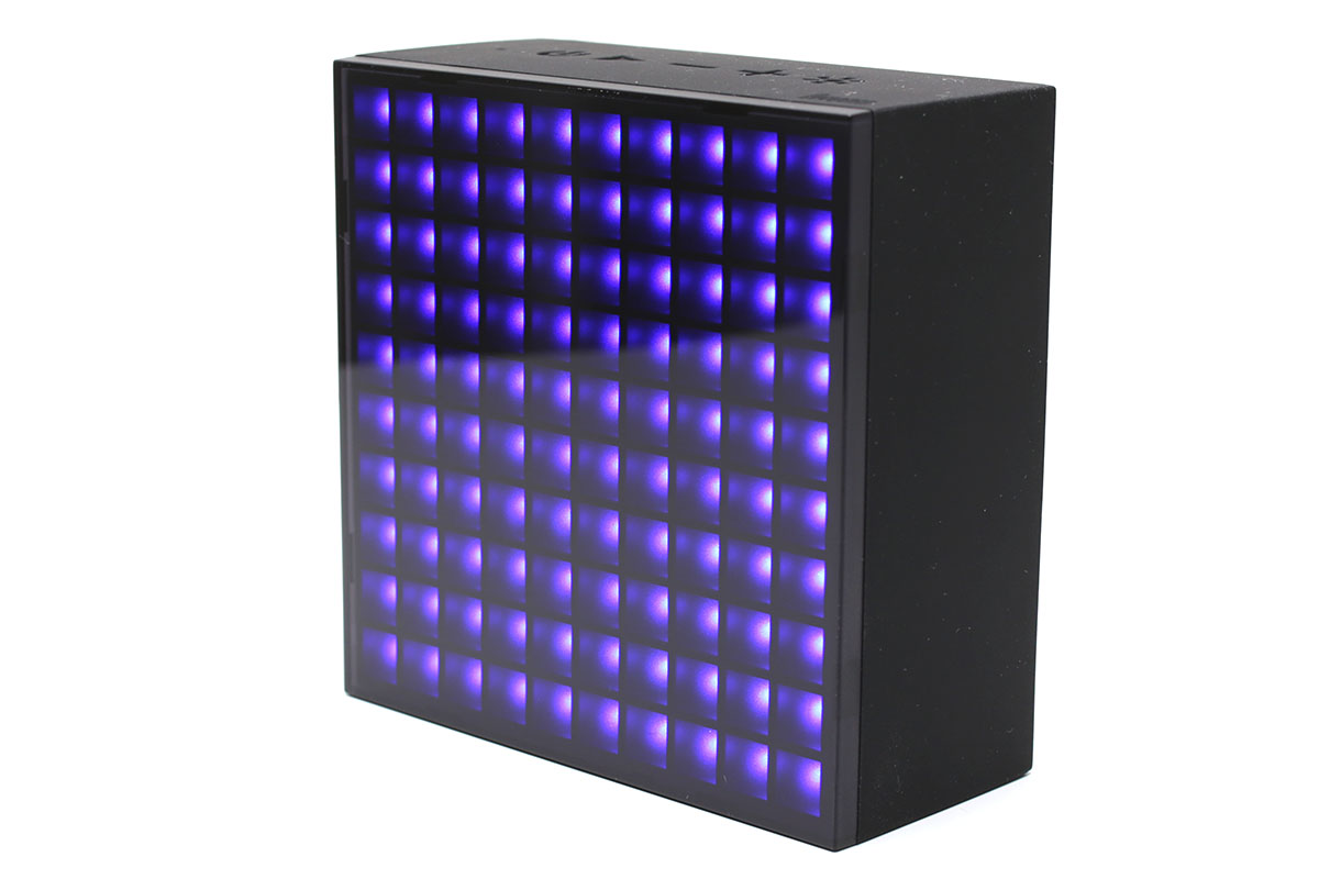 Divoomの「Aurabox」。縦横11cmで厚さ5cmの黒い箱ですが、Bluetoothスピーカーです。前面には100個のフルカラーLEDが内蔵されており、スピーカーは背面にあります。