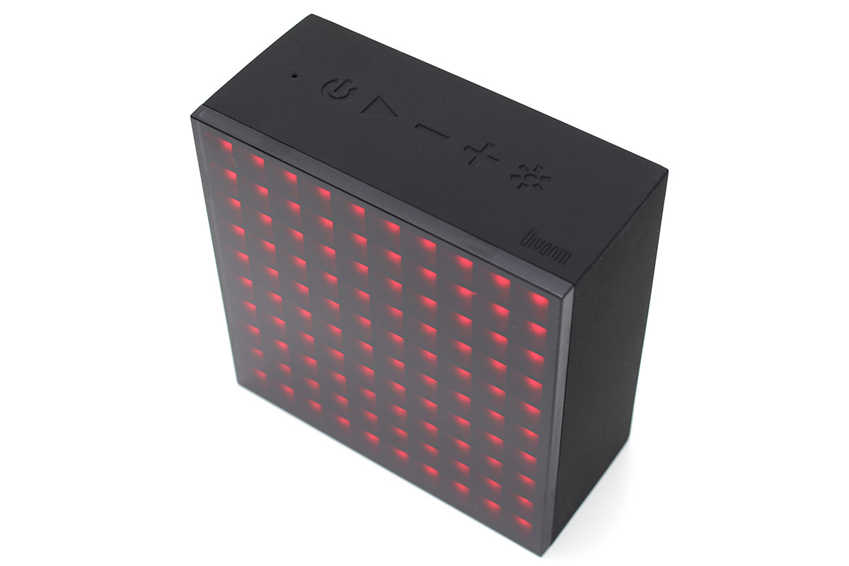 背面にはスピーカーと充電用UBS端子、3.5mmのAUXジャックがあります。ボタン類は本体上部に並び、本体単体でもスピーカーの機能操作やある程度のLED表示切り替えができます。ちなみに、USB充電を行いつつでも使えるようです。