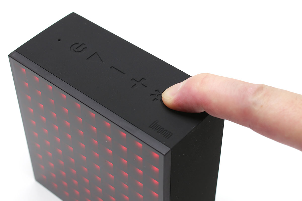 多言語対応の説明書が付属しますが、文字が小さく日本語も奇妙で、読みにくいです。また、本体上部のボタン類は押下感が非常に硬く、「ボタン操作が面倒」と感じられがちです。