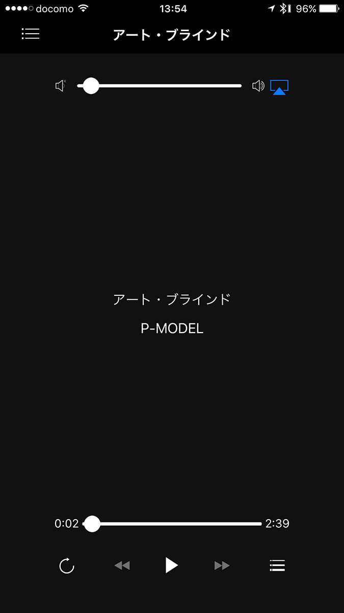 左は曲選択と再生を行っている様子。iPhone内の曲を選択して再生できますが、若干回りくどい使用感です。標準の「ミュージック」アプリを使っても「AuraBox」から音を出せますので、その方がナニカと便利かも。右は通知設定で、着信があったりSNSにメッセージが届いたりした場合、該当するドット絵が「AuraBox」に表示されます。