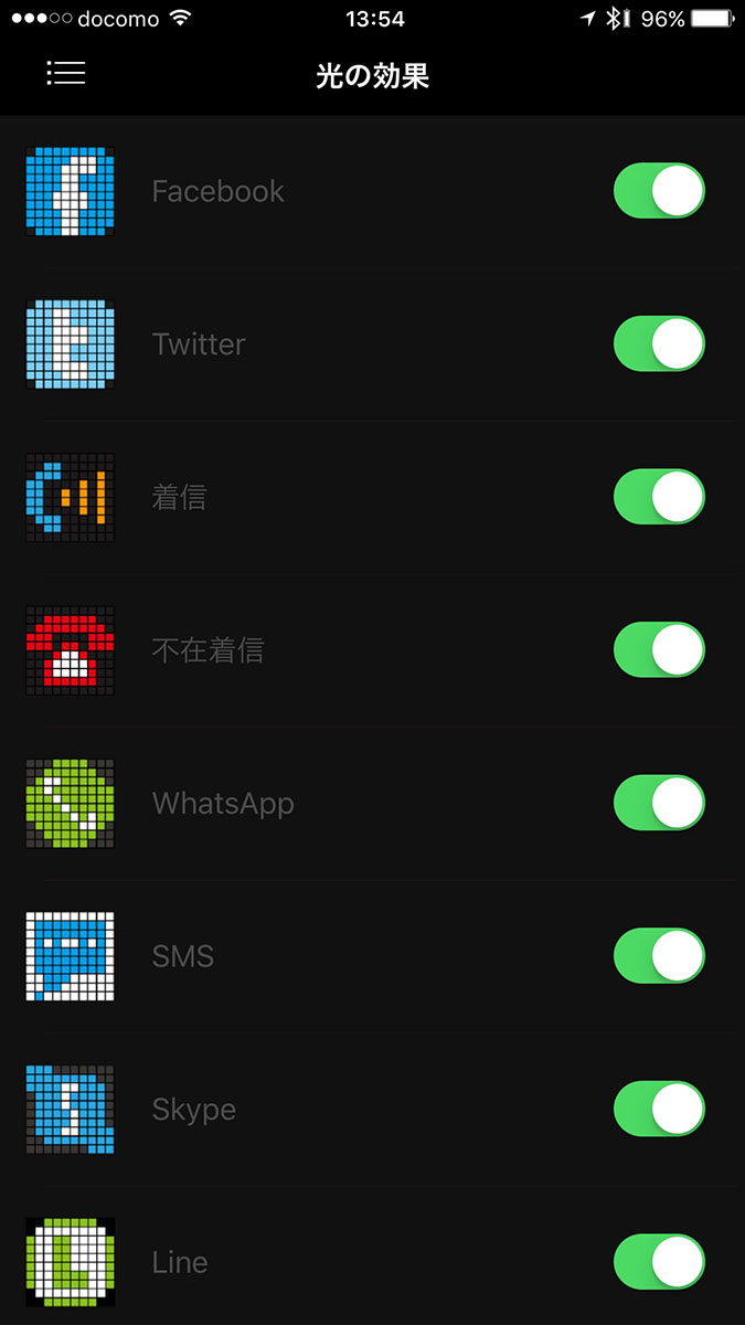 左は曲選択と再生を行っている様子。iPhone内の曲を選択して再生できますが、若干回りくどい使用感です。標準の「ミュージック」アプリを使っても「AuraBox」から音を出せますので、その方がナニカと便利かも。右は通知設定で、着信があったりSNSにメッセージが届いたりした場合、該当するドット絵が「AuraBox」に表示されます。