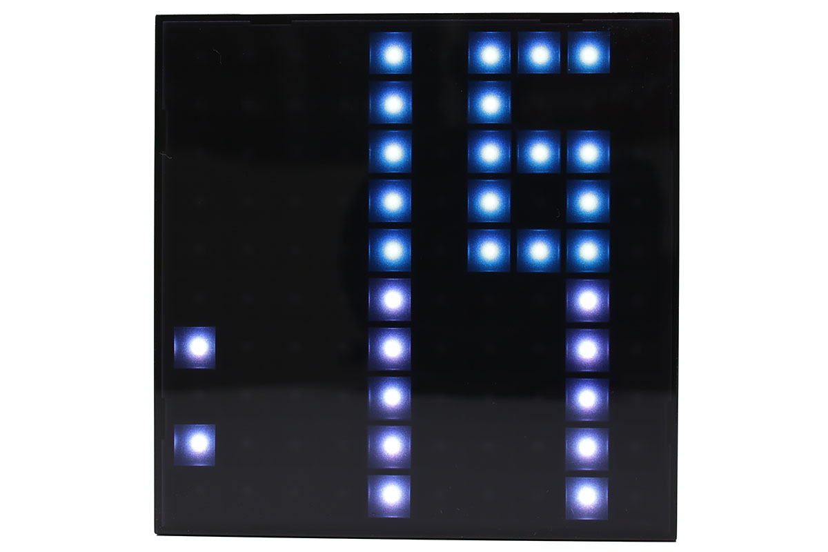 プリセットの表示例。時刻表示ですな。16時11分。「：」マークが点滅します。アプリ画面右上の「シェイク」ボタンをオンにすると、端末を振ってのLED明るさ調節（2段階）と全LED消灯ができます。ただし、消灯した状態でほかの表示モードを選ぶとLEDが点灯しないなどの問題が起きたりします（再度プリセットで表示をオンにすれば直ります）。